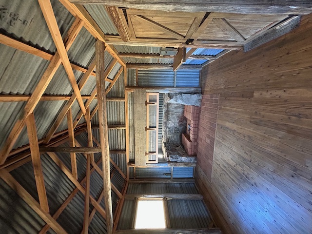 Round Mountain Hut interior