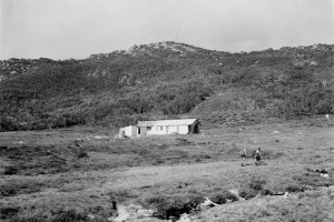 Alpine Hut, since destroyed by fire, note the ski run on the slope above 1947; Peter Woolley Collection.