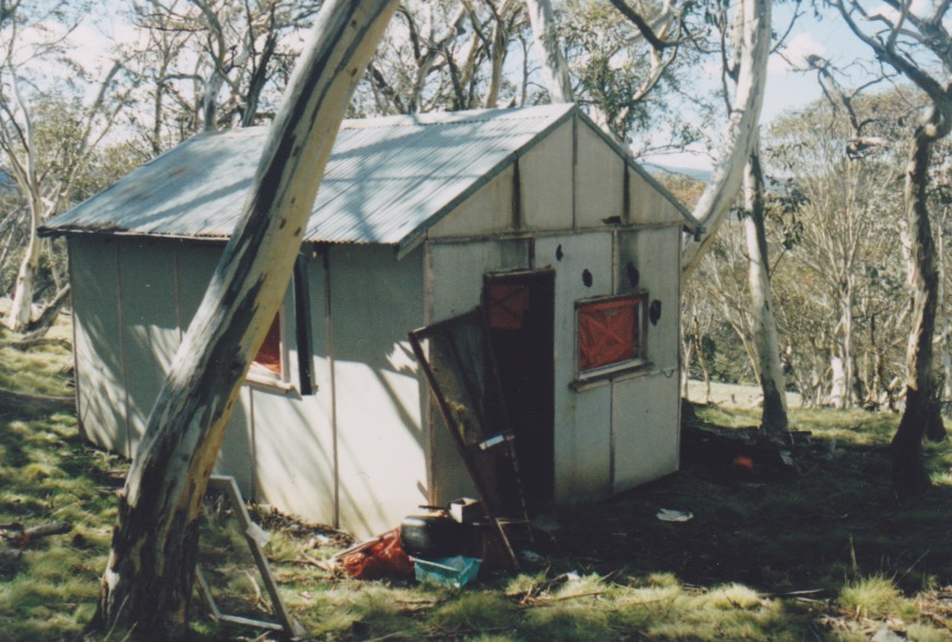 CSIRO hut oct 2004 showing extensive vandalisation, photo P. Downing