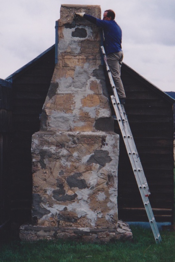 Workparty repairing Daveys hut chimney Oct 2004 pd
