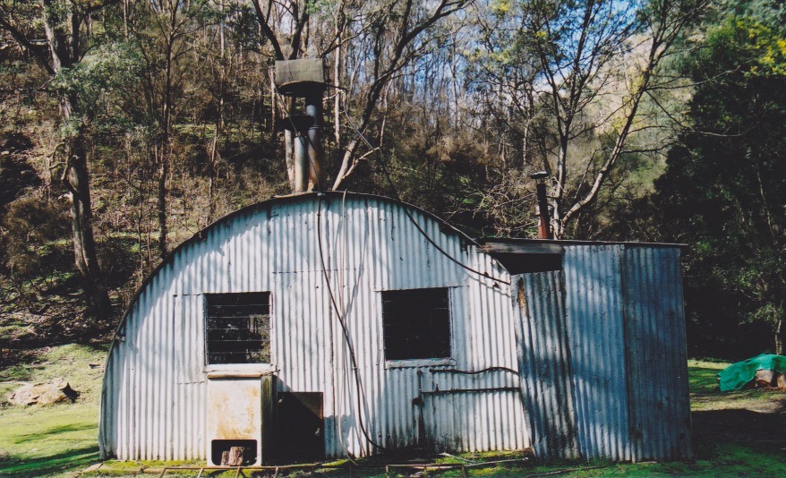 Hoggs Hut side photo: copyright Olaf Moon 2003