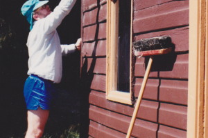 Ruben Rattray, painting weatherboards; &#169 K. Mathers 1994
