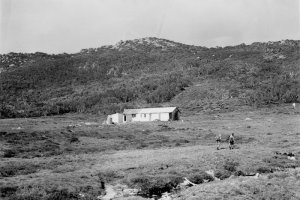 Alpine Hut, since destroyed by fire, note the ski run on the slope above 1947; Peter Woolley Collection.